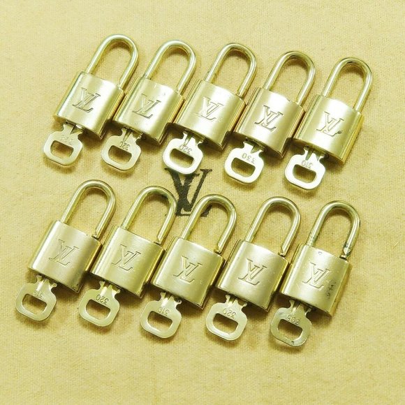 Authentic LOUIS VUITTON LV 10 SET PADLOCK KEY BAG CHARM CADENA GOLD PLATED - Picture 1 of 4